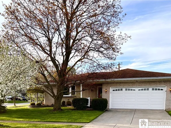 4 Oakwood Dr, Cheektowaga, NY 14227