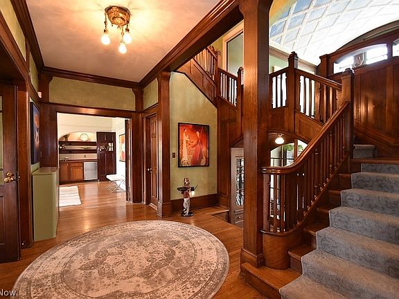 4th image of 2862 Fairmount Blvd