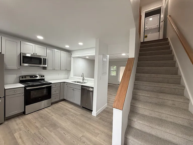 719 W College Ave — Photo 4
