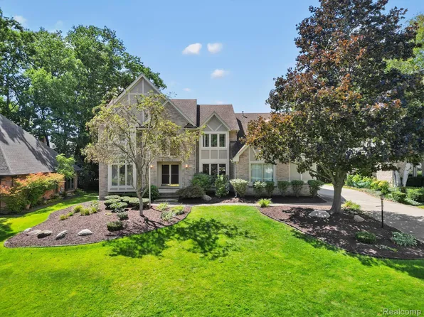 30530 Fox Club Dr, Farmington Hills, MI 48331