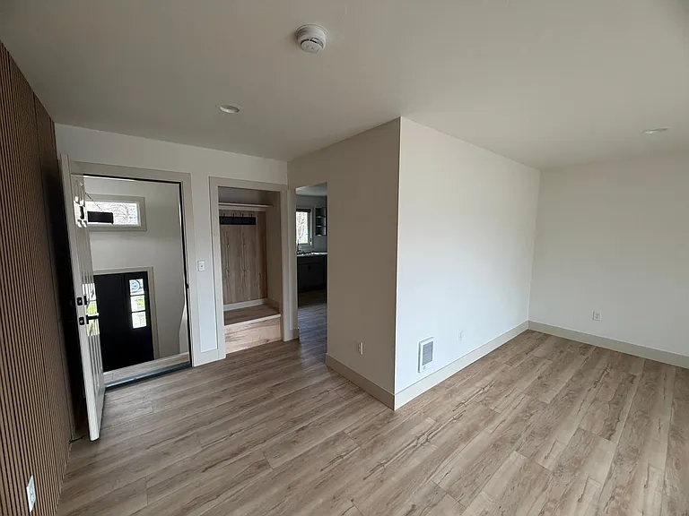 218 W Nevada St — Photo 9