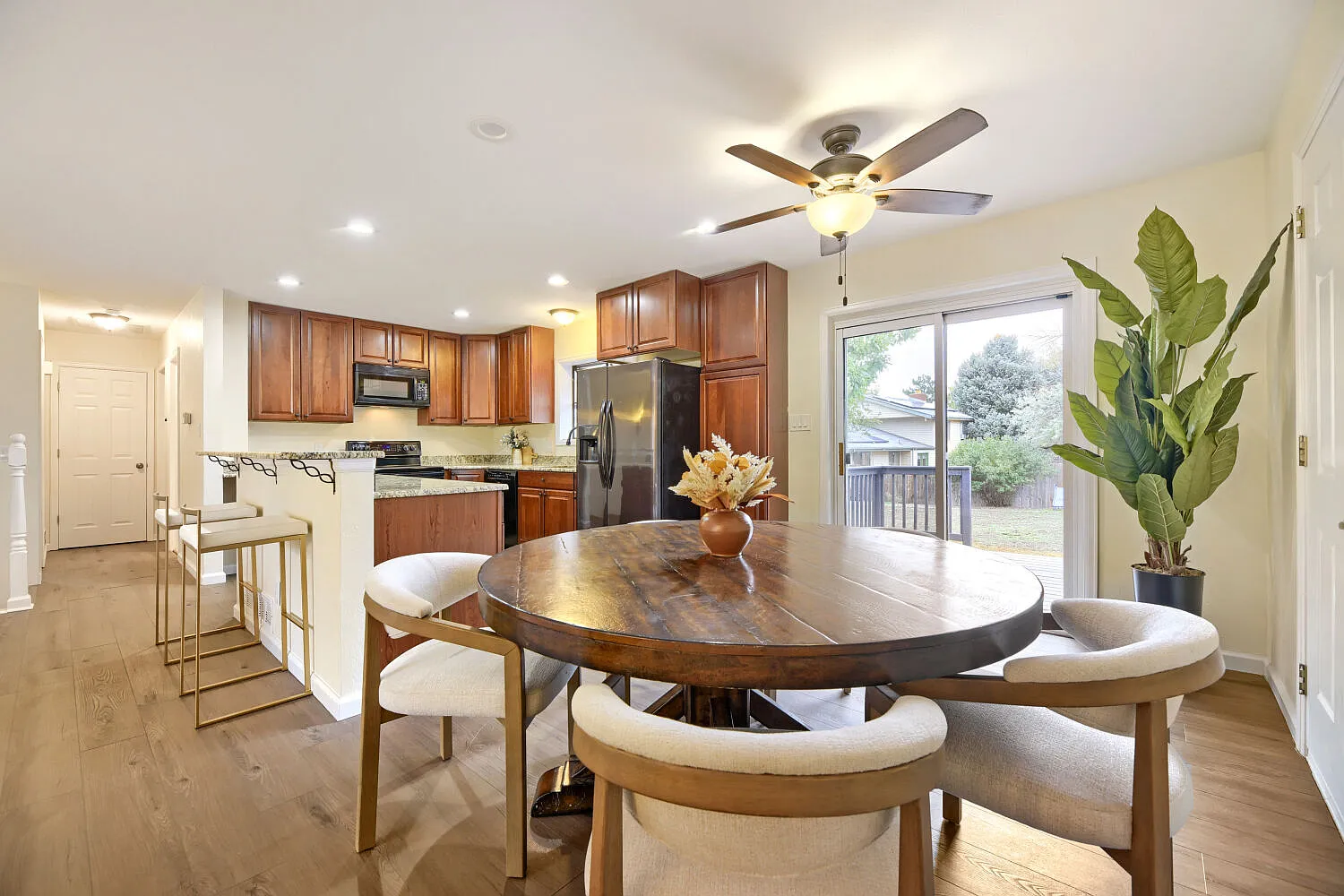 4 bed, 2100 sqft, $3,000 — Photo 4