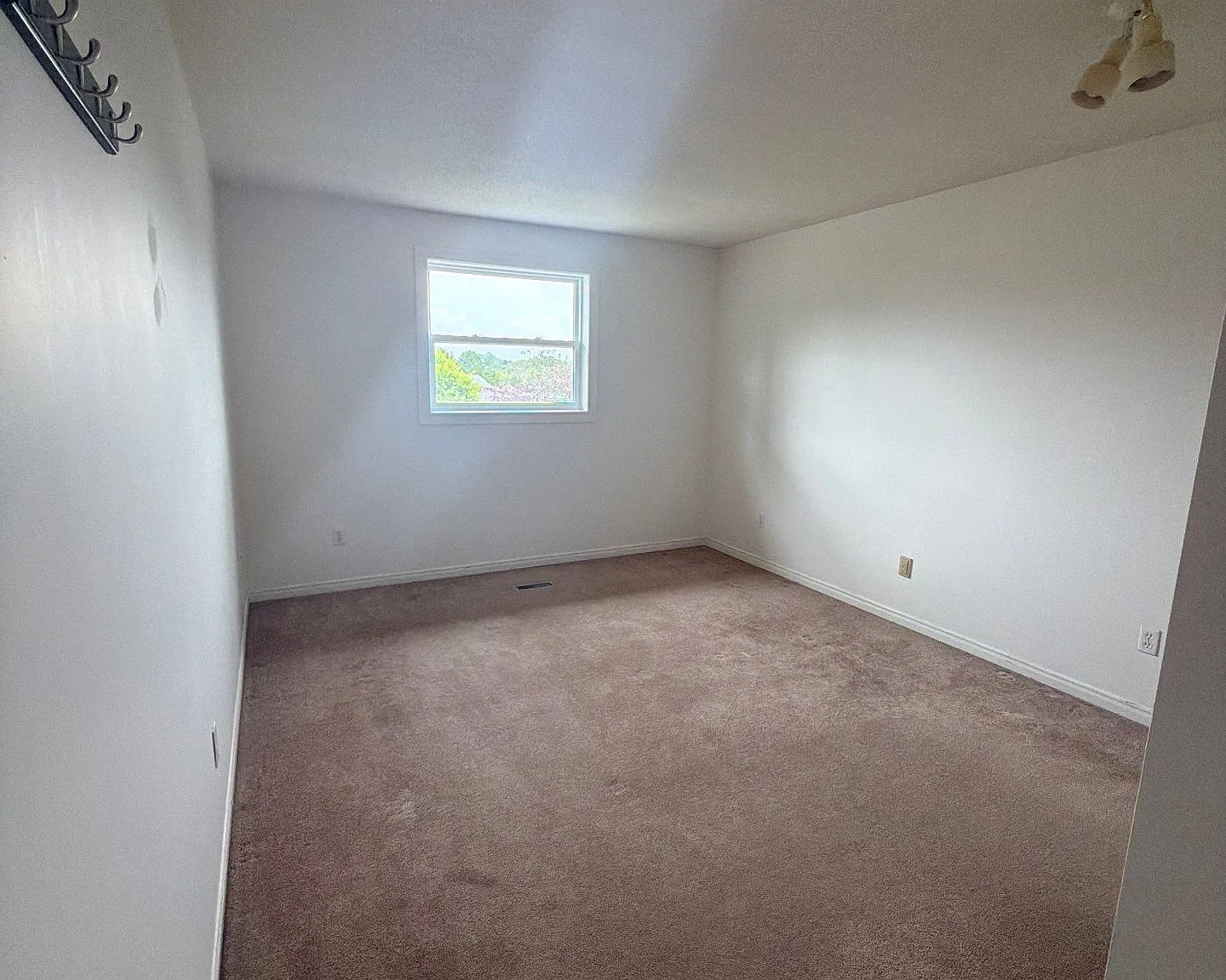 1138 Limberlost Road London — Photo 4