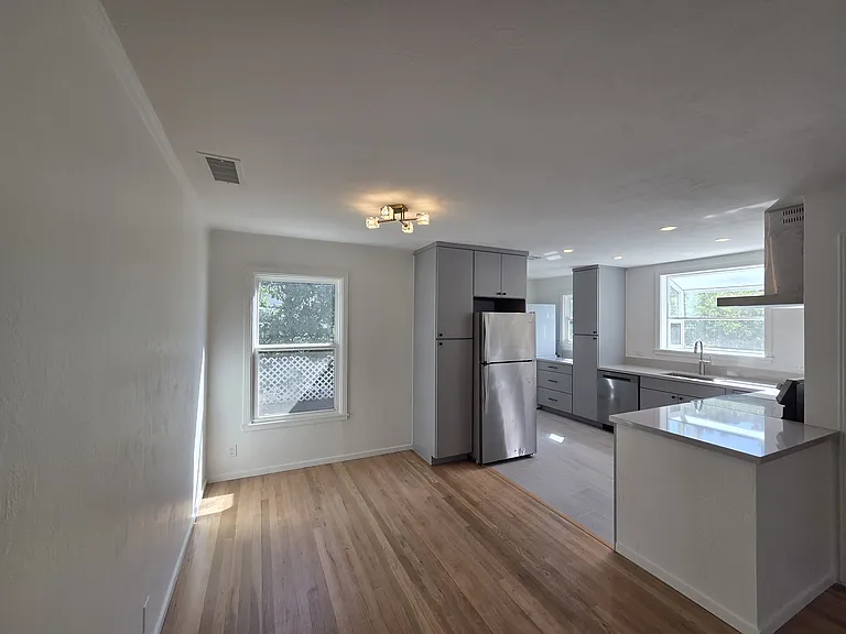131 N San Pedro Rd — Photo 5