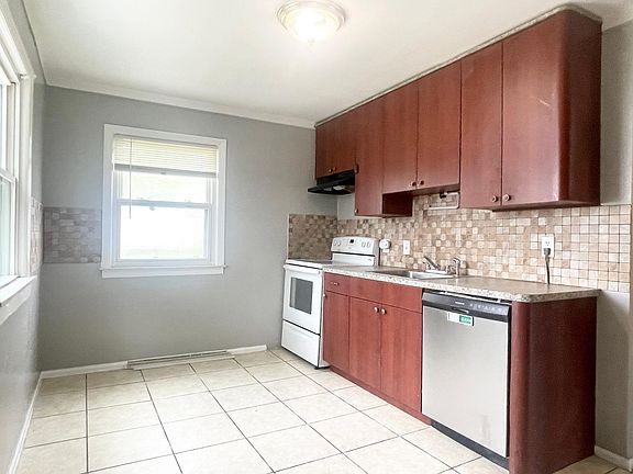 3rd image of 24810 Dartmouth St