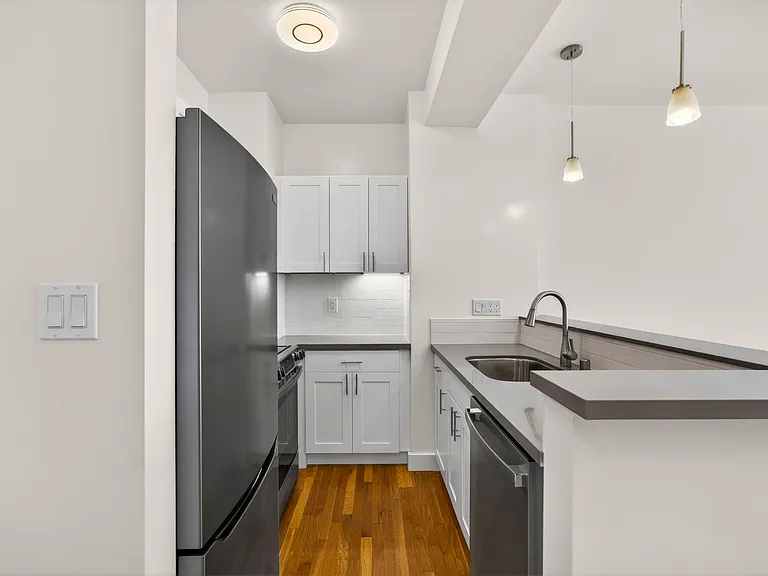990 Bay St #1114R — Photo 7
