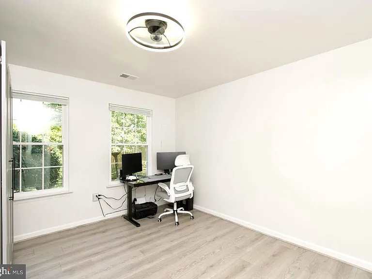 22908 Regent Ter — Photo 13