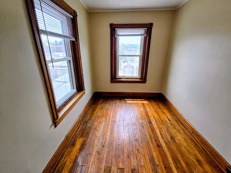 424 E Locust St — Photo 11