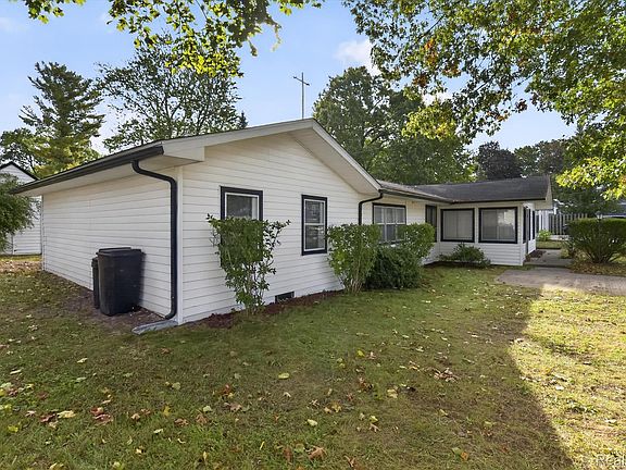 3rd image of 2929 Russell Ct