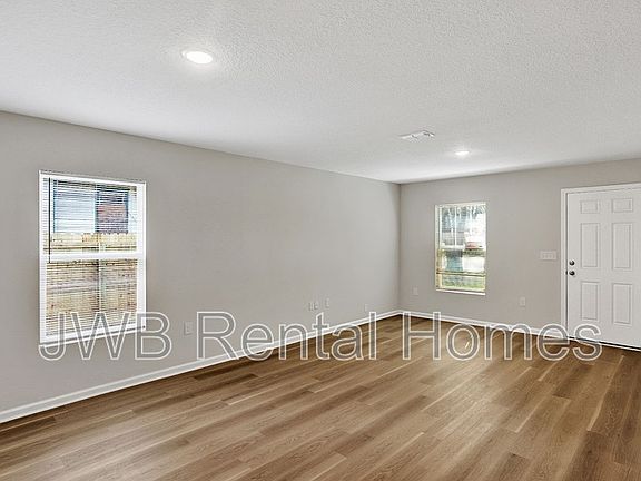 4th image of 63 W 53rd St