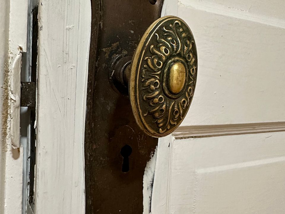 AntiquDetails_902-11thHs_4_11112025