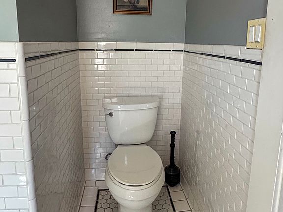 2nd image of 2649 Sichel St APT 1