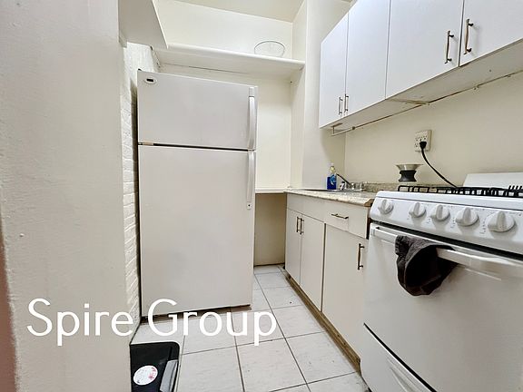 3rd image of 457 W 50th St APT 1re
