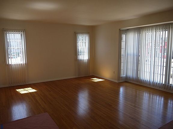 2nd image of 712 N Poinsettia Pl