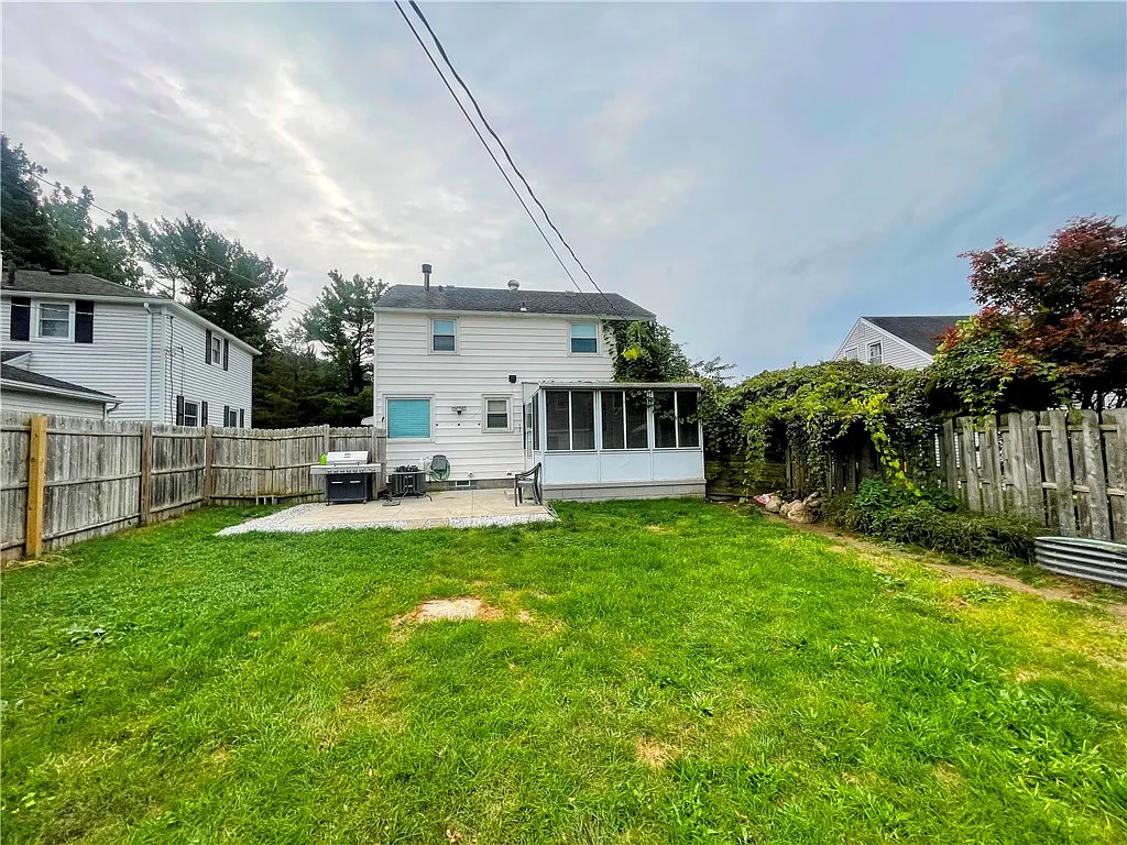 3 bed, 2.0 bath, 1296 sqft, $2,400 — Photo 4