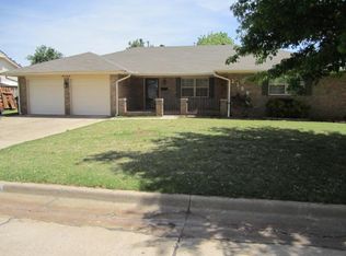 2106 Bellaire Dr, Moore, OK 73160