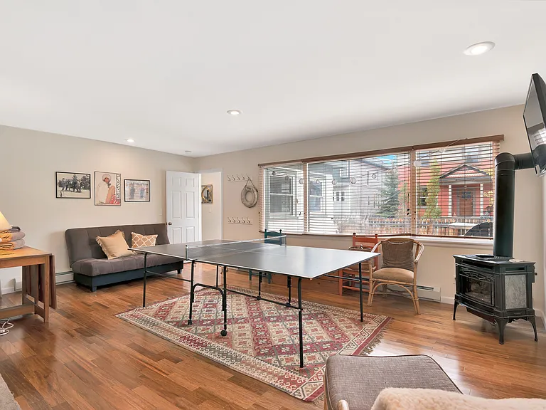 232 W 8th St — Photo 17