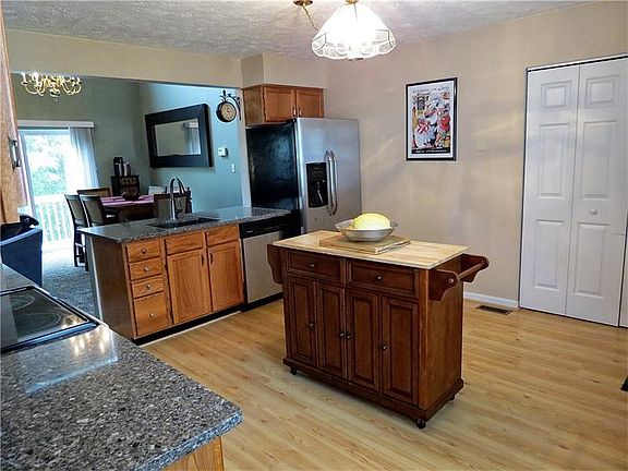 2nd image of 824 Sunset Cir
