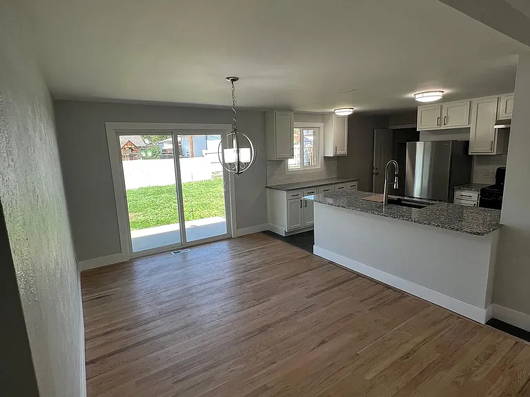 9240 King Way — Photo 4