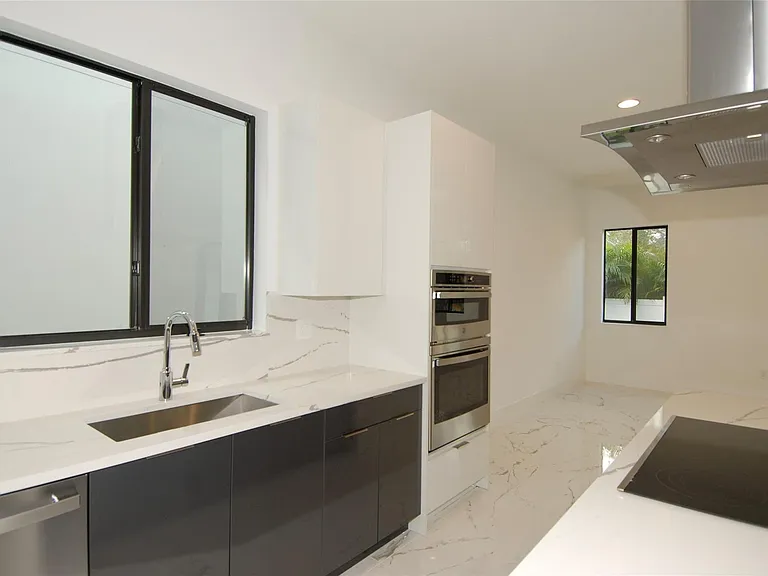 1435 SW 23rd St — Photo 5