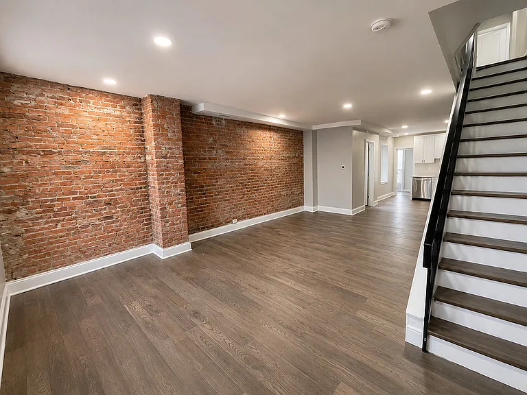 347 N Robinson St — Photo 2