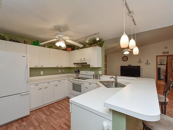 3rd image of 3925 Bearded Oaks Ct