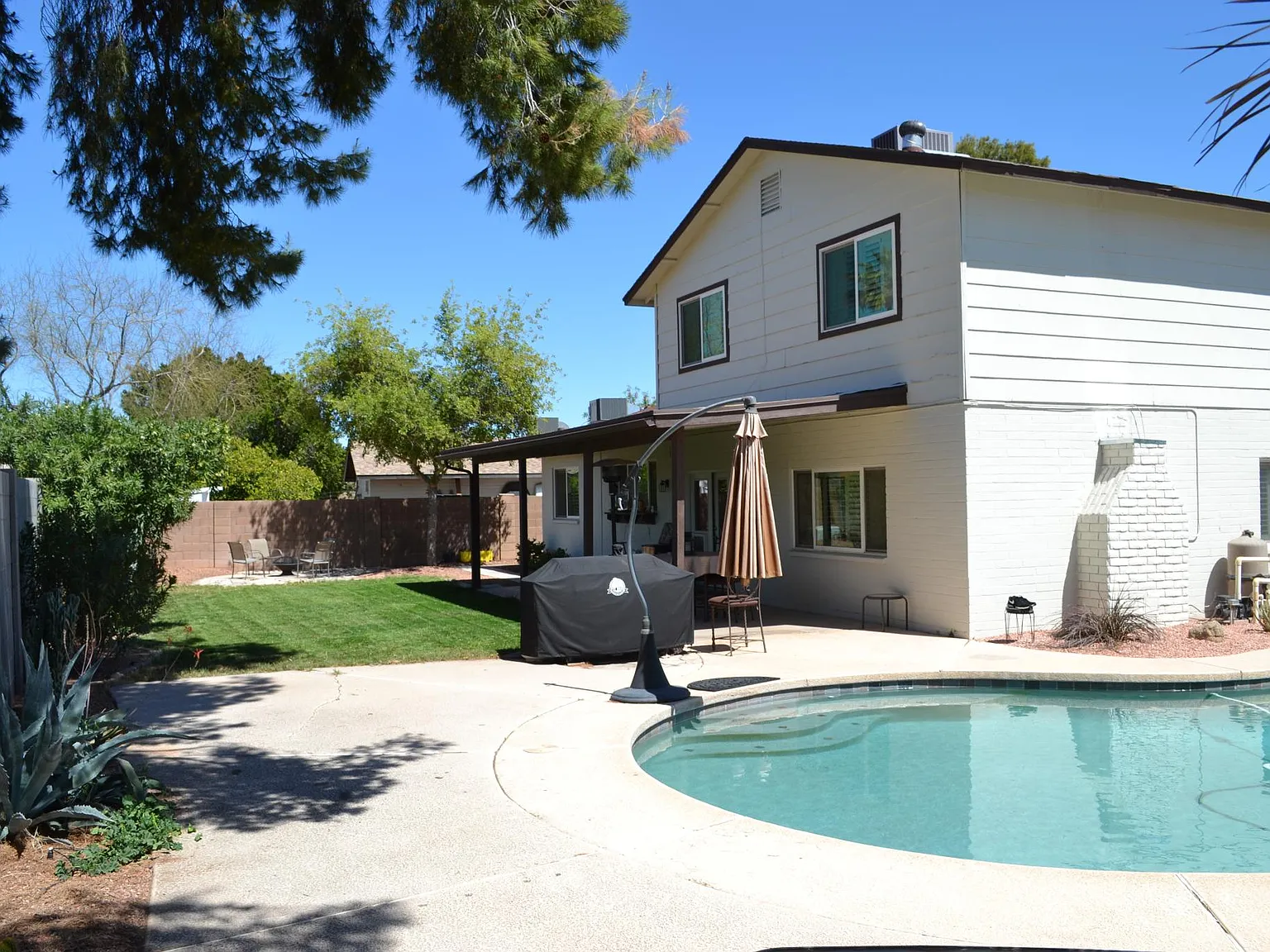 4 bed, 2.5 bath, 2240 sqft, $3,000 — Photo 2