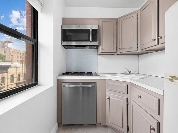 3rd image of 186 W 80th St APT 6K