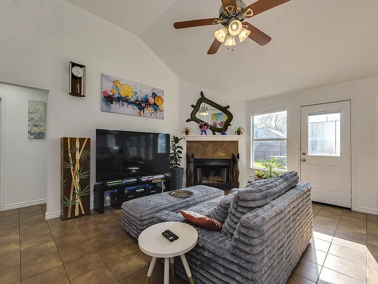 507 Clear Spring Ln — Photo 6