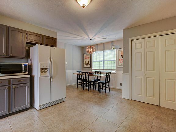 4th image of 9241 Countryway Dr