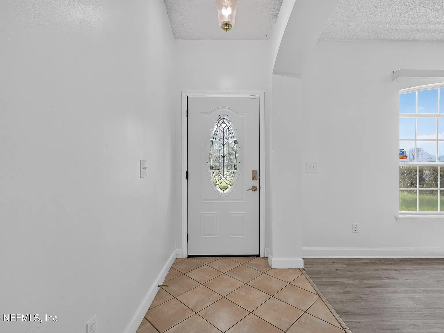 4 bed, 2.0 bath, 1910 sqft, $2,300 — Photo 2