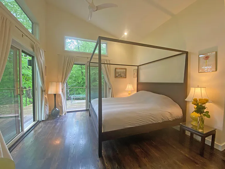 Major bedroom with wraparound balcony, walk-in closet and en suite bathroom.