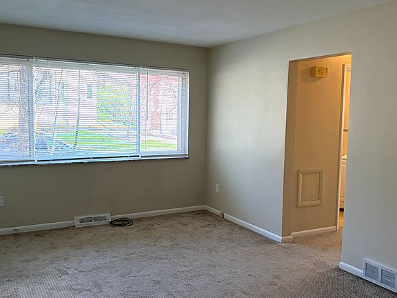 4th image of 2941 Linwood Ave #A