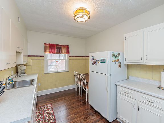 4th image of 15912 Lake Ave #2
