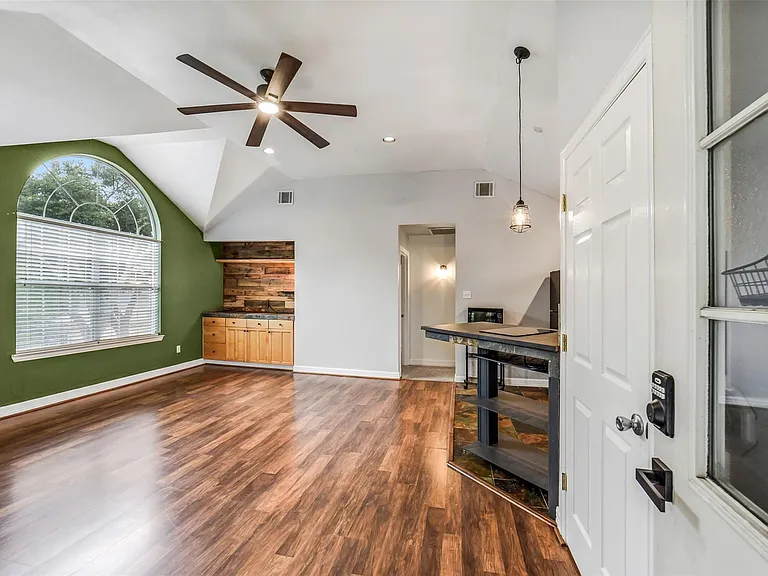 16302 Crossfield Dr — Photo 5