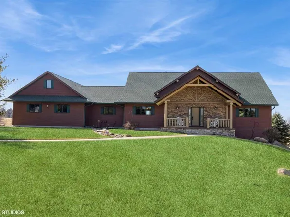 3755 Lacina Dr SW, Iowa City, IA 52240