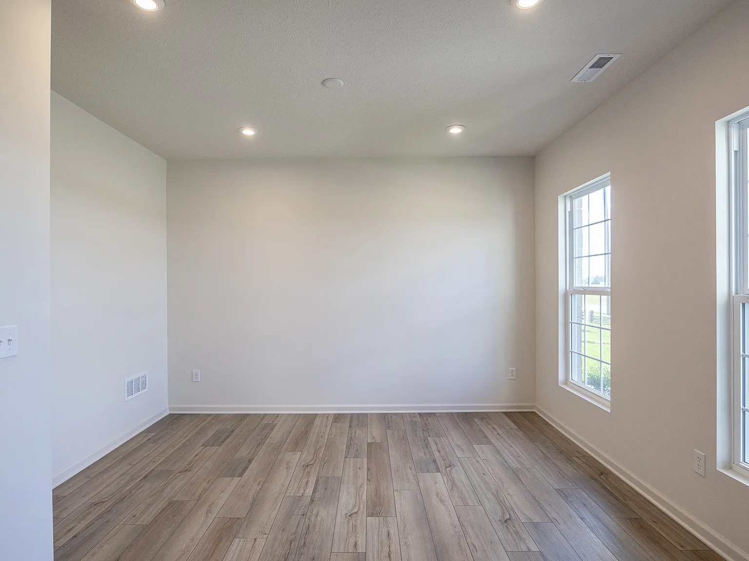 3 bed, 1980 sqft, $2,450 — Photo 2