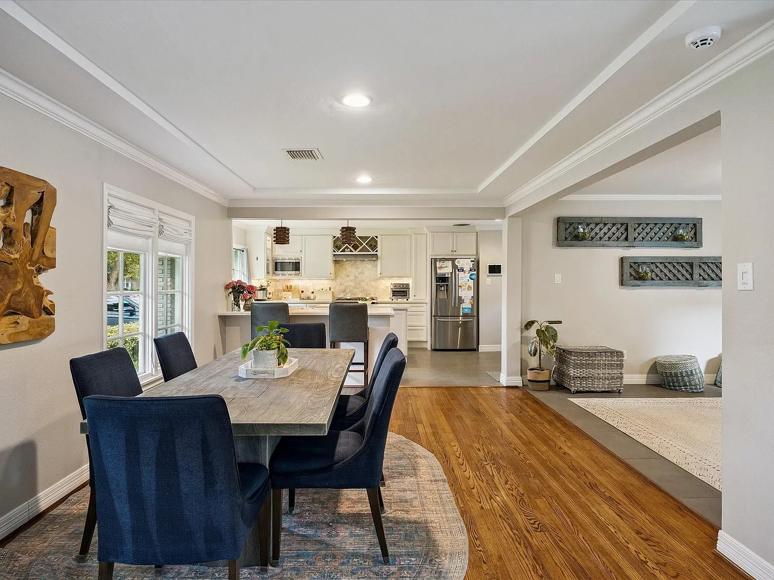 3 bed, 2.0 bath, 2334 sqft, $5,000 — Photo 4