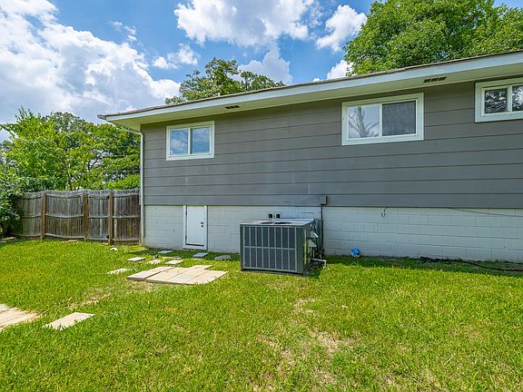 4th image of 2806 Silverdale Rd