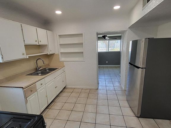 4th image of 6117 Tampa Ave