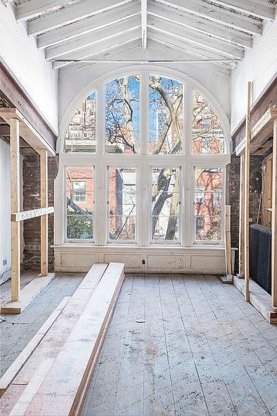 1st image of 39 W 10th St