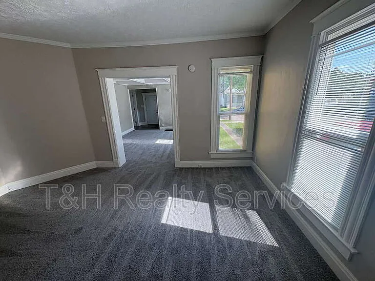 413 W Franklin St — Photo 9