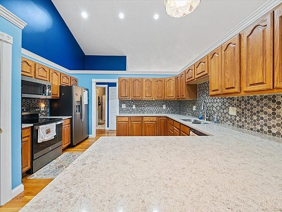 5th image of 596 Harbor Dr