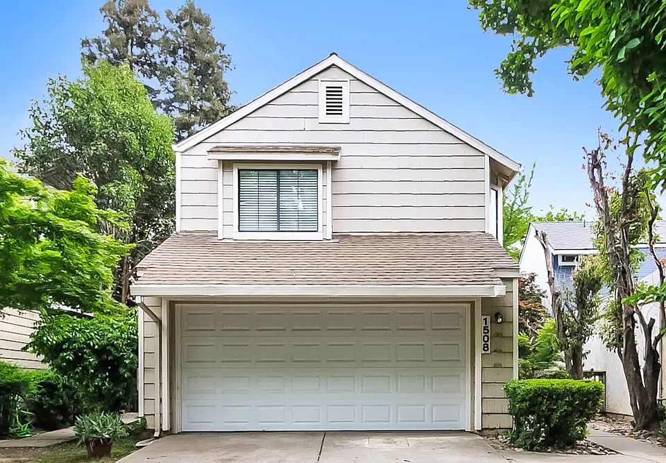 1st image of 130 Saginaw Cir