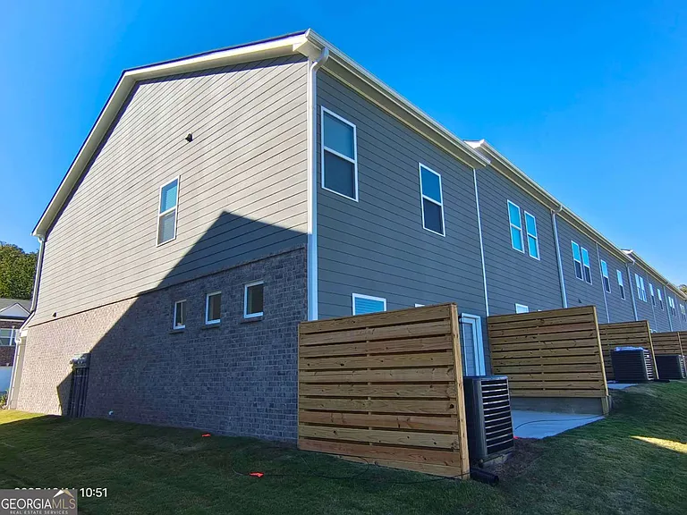 269 Dupont Dr — Photo 16