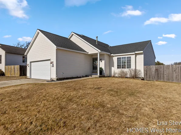 206 Pine Meadow Dr, Belding, MI 48809