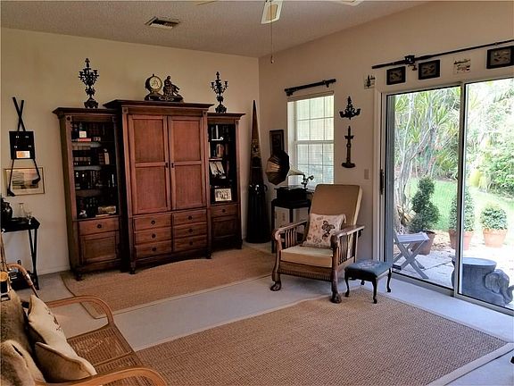 5th image of 404 Hawthorne Ln