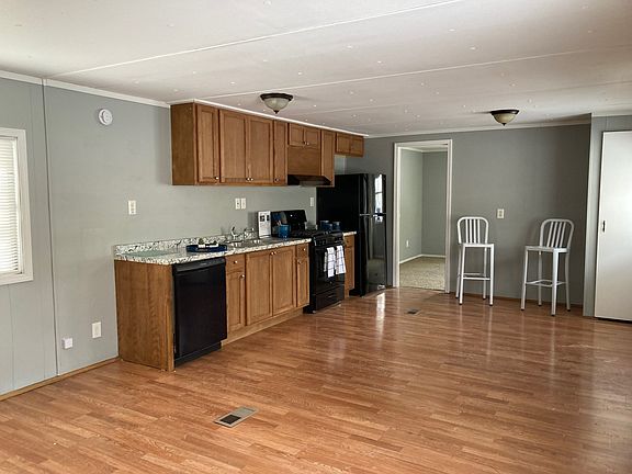 2nd image of 417 Sunburst Cres