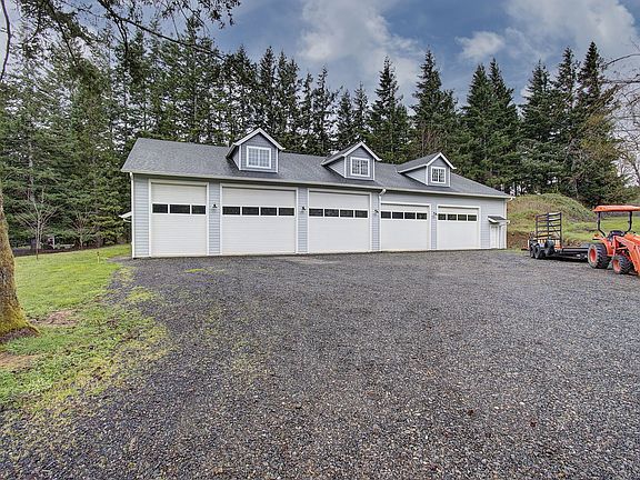 2nd image of 523 NE Squire Rd