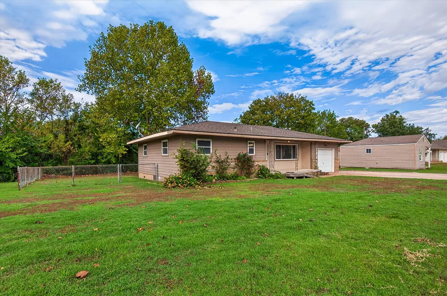 2 bed, 1.0 bath, 1293 sqft, $1,300 — Photo 2
